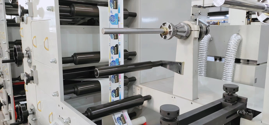 8 kolorowa maszyna do drukowania etykiet papierowych Funkcja obracania paska z nadrukiem w kolorze UV ​​Spot